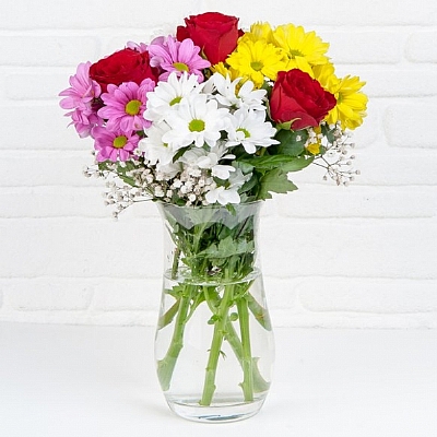 Vazoda renkli papatya ve gl