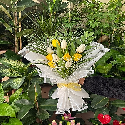 Beyaz-sar� lale buketi