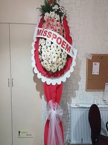 Pembe beyaz çelenk